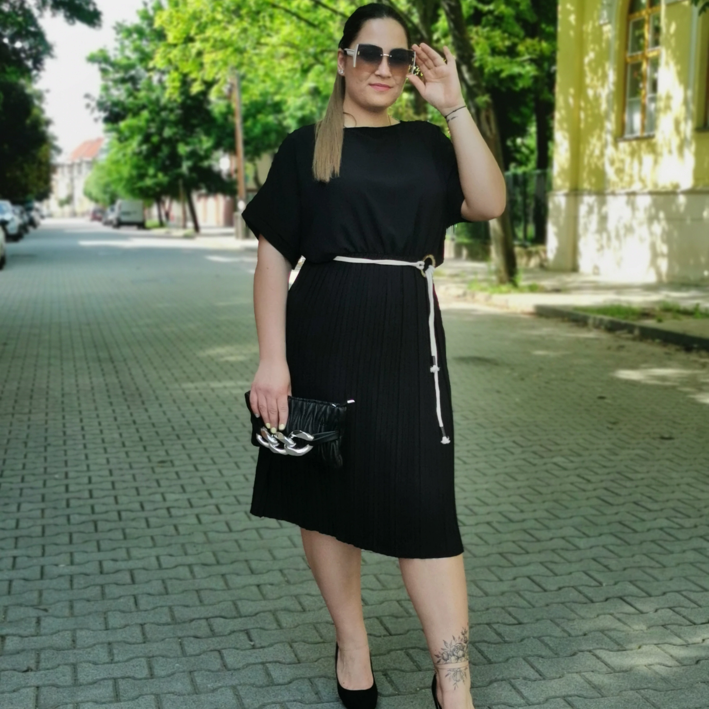 PLUS SIZE fekete ruha övvel